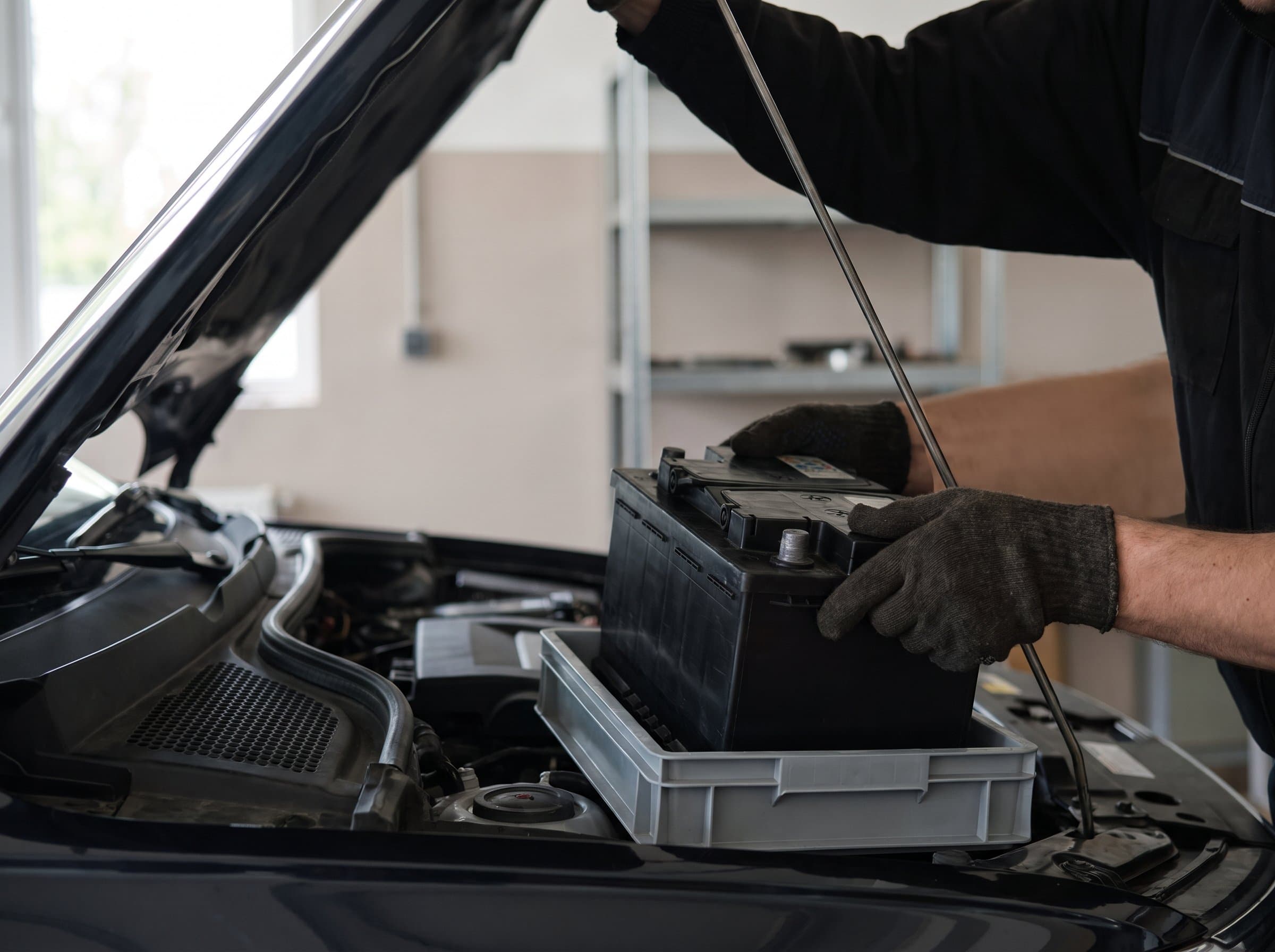 Eine neue Batterie wird eingesetzt und die Polklemmen angezogen